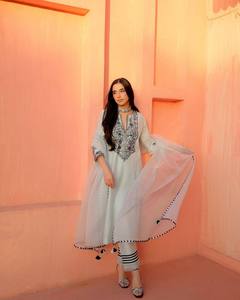 ENSEMBLE EXCLUSIF DE 3 PIÈCES : PANTALON ET DUPATTA - Product Image 1