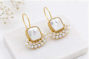 Pendientes colgantes de latón con perlas sintéticas, chapados en oro de 18 quilates, hechos a mano, joyería para mujer para uso diario. - Product Image 3