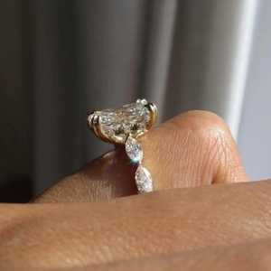 แหวนหมั้นมอสซาไนต์ทรงเรเดียนท์คัท 3 กะรัต พร้อมวงแหวนทรงมาร์คีส์ ทองคำขาว 14K แหวนเจ้าสาวแบบเรียบหรู ของขวัญสำหรับเธอ - Product Image 4