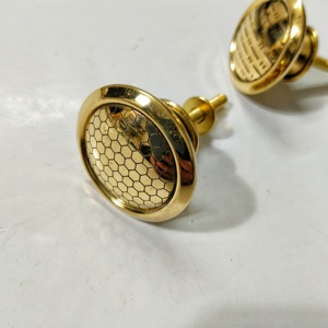 Perilla de puerta de latón de metal martillado plano con una exquisita pieza de declaración de acabado pulido para puertas de entrada e interiores - Product Image 5