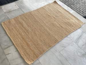 Tapis à rayures tricoté à la main, texture épaisse, prix d'usine, fabriqué en polyester, idéal pour les intérieurs de luxe et l'extérieur. - Product Image 5