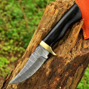 Couteau de chasse à lame fixe en acier Damas forgé à la main de qualité industrielle UA Supplies, pointe tombante, manche en cuir noir, tranchant comme un rasoir - Product Image 1