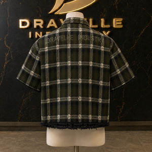 Chemise à carreaux oversize Y2K streetwear personnalisée avec ourlet brut, boutonnée, logo en strass et chenille, manches courtes, vente en gros - Product Image 2