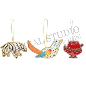 เครื่องประดับตกแต่งต้นคริสต์มาสแบบสั่งทำพิเศษจาก Brazeal Studio ทำด้วยมือ เป็นมิตรกับสิ่งแวดล้อม ผ้ากำมะหยี่ ผ้าซาติน ประดับด้วยลูกปัด ปักลายด้วยด้ายสีทอง - Product Image 4