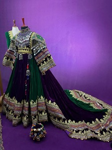 Elegante Vestido Afgano Kuchi de Terciopelo Color Granate Oscuro con Bordado Dorado Lujoso, Manga Murciélago, Largo hasta el Suelo, Estilo Bohemio - Product Image 2