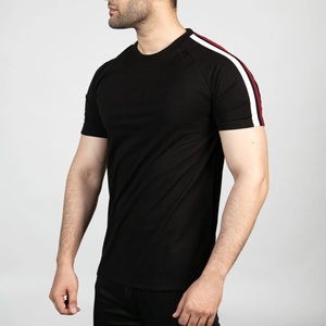 T-shirt noir slim fit pour homme avec bordure contrastante rayée blanche et rouge aux épaules, col rond, manches courtes, vêtement décontracté - Product Image 2