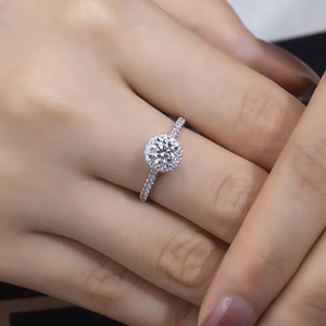 แหวนหมั้นเพชรทรงกลมเจียระไนแบบบริลเลียนท์สีขาวทองสำหรับผู้หญิง ประดับเพชรพาเว่ด้านข้าง สไตล์คลาสสิก ได้รับการรับรองจาก GIA - Product Image 3