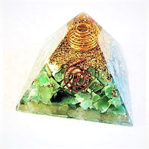 พีระมิดคริสตัลหยกเขียวประดับด้วยทองแดงสำหรับตกแต่งบ้าน - Product Image 1