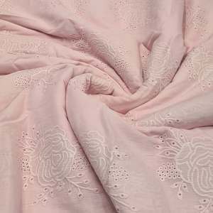 Tissu brodé de qualité supérieure conçu pour la mode moderne et les collections de vêtements élégants. Ce tissu présente de belles qualités. - Product Image 3