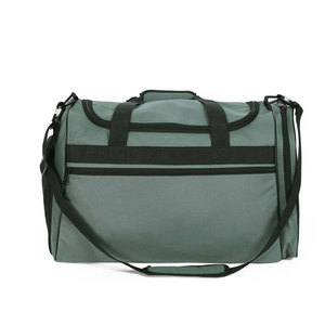 Sacs de sport imperméables personnalisés avec logo, fabriqués au Pakistan, en nylon de qualité supérieure, avec fermeture éclair, pour la gym, en vente. - Product Image 1