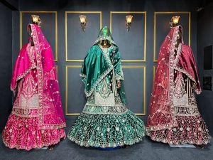 Gharara nupcial Farsi de terciopelo elegante con doble Dupatta Full Heavy Flare y lujoso trabajo de piedra Jarkan en 7 tonos de boda - Product Image 3