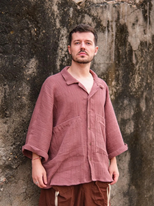 Chemise en gaze de coton rose poudré pour homme, manches décontractées style kimono, col cubain classique, coupe ample bohème - Product Image 6