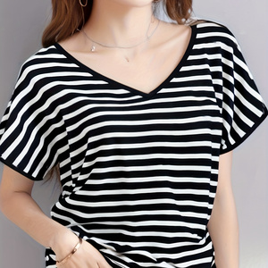 T-shirts décontractés à col en V pour femmes, coupe classique, en modal tricoté respirant, à manches courtes et rayés, collection été 2026 - Product Image 2