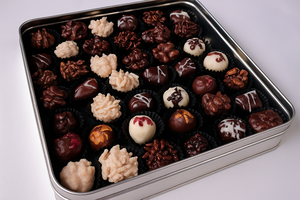 Assortiment de ganache à la mangue pour remplir le chocolat dans une boîte carrée en fer blanc Cadeau de festival parfait, approvisionnement OEM/ODM - Product Image 3