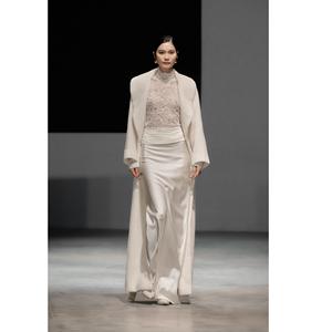 Nouveaux vêtements pour femmes, hauts élégants, chemisier ODM GISELLE TOP, écologique, 92% POLYESTER 8% RAYON, hauts d'hiver pour femmes en provenance du Vietnam - Product Image 3