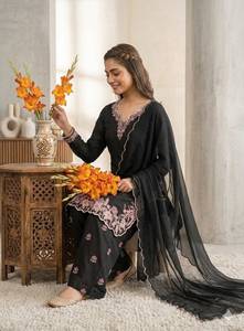 Ensemble de mariage InCottonM en pur crêpe français avec broderie lourde, haut et bas en faux georgette, et dupatta en dentelle, séchage rapide, infroissable - Product Image 2