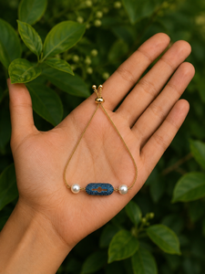 Bracelet minimaliste plaqué or avec breloque en CZ bleu et perle coulissante |   Grossiste en bijoux de protection tendance - Product Image 1