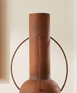 Jarrón alto de metal con acabado terracota y asas laterales grandes, estilo vintage, jarrón decorativo de pie para decoración del hogar y hoteles. - Product Image 2