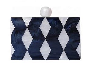 Bolso de mano de lujo con patrón de mármol de resina y correa de cadena dorada, bolso de noche para mujer, estilo único, recién llegado, último diseño. - Product Image 2