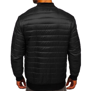 Veste matelassée pour homme de haute qualité, design et motif modernes pour l'hiver, fermeture éclair intégrale, col montant, coupe confortable, en vente. - Product Image 2