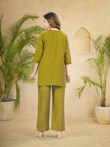 Elegante Conjunto de Dos Piezas Bordado para Mujer con Trabajo a Mano y Pantalones de Corte Recto |   Fabricante de Ropa OEM - Product Image 4