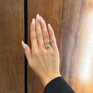 Anillo de Compromiso con Diamante Cultivado en Laboratorio, Corte Esmeralda, 15 Quilates |   Anillo de Boda Solitario con Halo Oculto Certificado por IGI |   ELVORA GEMS Oro de 18K - Product Image 1