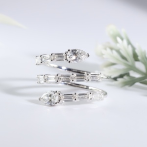 Anillo de compromiso y boda de lujo de oro blanco con corte esmeralda, cultivado en laboratorio, con bandas de diamantes en espiral de serpiente para mujer, anillos envolventes llamativos. - Product Image 1