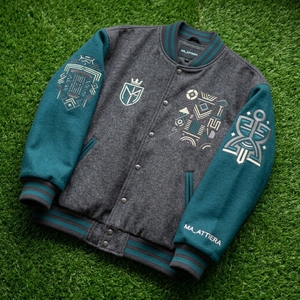 Chaqueta Letterman Gris Teal para Hombre, Cuerpo de Lana, Mangas de Felpa, Parches Bordados, Botones a Presión, Personalizable OEM ODM - Product Image 5