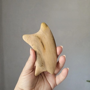 Masseur facial Gua Sha en bois rustique écologique avec artisanat en bois d'acacia massif pour la relaxation musculaire - Cadeau du Nouvel An - Product Image 4