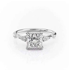 แหวนเพชรโมอิสซาไนต์ทรงเจ้าหญิงคุณภาพพรีเมียม ดีไซน์หรูหรา ความใสสูง ประดับเพชรจำลองบนตัวเรือนเงินแท้ 925 พร้อมจำหน่าย - Product Image 1