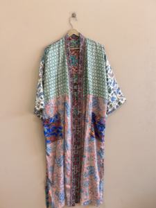 ชุดคลุมกิโมโนผ้าไหมอินเดียลายปะติดปะต่อสำหรับผู้หญิง ขายส่งจำนวนมาก ผ้าโพลีซิลค์ ชุดคลุมยาวสำหรับวันหยุดพักผ่อน ชุดชายหาด - Product Image 3
