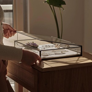 Elegante Caja de Joyería Minimalista de Latón Negro Lacado y Vidrio con Diseño Duradero para Exhibición de Joyería Artesanal Única - Product Image 1