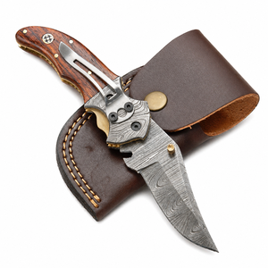 Couteau pliant de camping artisanal de qualité industrielle en acier Damas avec manche en bois et étui en cuir - Product Image 1