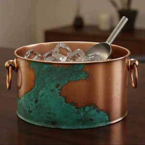 Seau à glace en cuivre de style antique avec patine verte et pelle en métal, parfait pour la décoration de comptoir de bar et les réceptions - Product Image 1