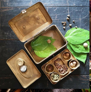 Colección completa de Pandan de latón con cascanueces y tapas tradicionales. Disponible a precios de mayorista. - Product Image 2