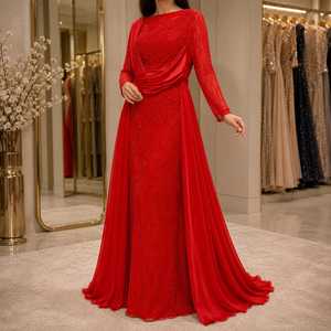 Robe de soirée longue rouge en satin perlé, coupe trapèze, avec cape drapée, silhouette fourreau et traîne Watteau, pour réception de mariage, soirée ou occasion formelle - Product Image 1