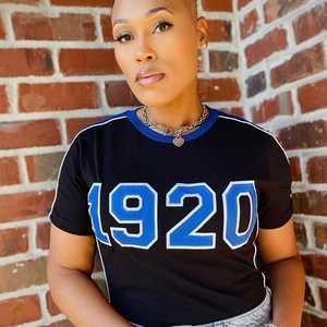 Camiseta Premium Negra Zeta Phi Beta 1920 con Bordado Azul de Letras Griegas para Mujer, Tela Suave, Corte Casual y Elegante - Product Image 1