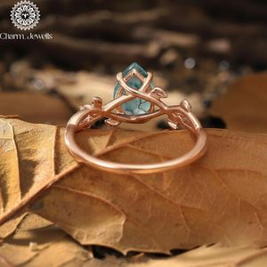 Bague en Moissanite Plaqué Or Rose Charm_Jewells, Pierre Verte Taille Coussin, Sertissage à Griffes, Classique, Certifiée IGI, Bague Romantique Motif Plante - Product Image 4