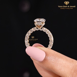 Anillo de Boda de Lujo con Corte Cojín y Halo Oculto, Diamante Cultivado en Laboratorio CVD de 4.00 Quilates, Color E, Claridad VVS2, Certificado IGI, Oro Sólido de 14K - Product Image 4
