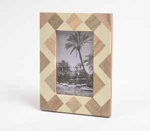 Marco de Fotos Rectangular de Madera NEHA ENTERPRISES, Diseño Rústico Hecho a Mano con Patrón Geométrico, Exhibición Vertical para Mesa, Ligero - Product Image 1