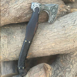 Hache viking gravée sur mesure de qualité industrielle avec manche en bois foncé et lame en acier au carbone pour le camping en plein air, la survie et la présentation - Product Image 2