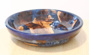 Bol universel artisanal en résine et bois, avec glaçure bleue et incrustation en bois, pour la décoration de la maison et la table à manger - Product Image 3