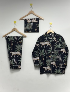 Conjunto de Pijama Elegante con Estampado de Leopardo para Mujer, Negro, Estilo Selva Tropical, Algodón Ecológico, Ropa de Dormir para Primavera/Verano - Product Image 1