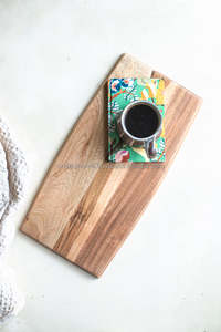 Planche à découper artisanale en bois massif, écorce et grain de bois, écologique, compatible lave-vaisselle, best-seller indien de Craftsy Home - Product Image 4