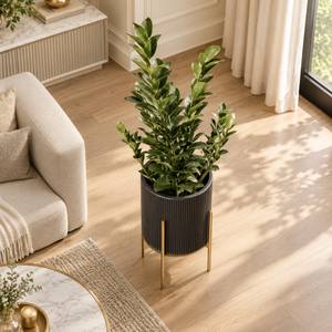 Jardinière d'intérieur moderne en métal côtelé avec support doré |   Grand pot de fleurs décoratif pour salon, hôtel, maison, jardin, décoration intérieure - Product Image 4