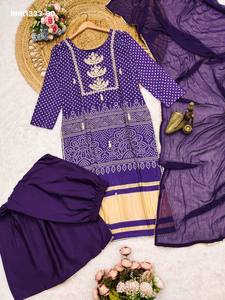 Conjunto de Sharara-Kurti-Dupatta Morado con Estampado Estilo Bandhani y Bordado Dorado para Uso Ocasional, Venta al Por Mayor - Product Image 4