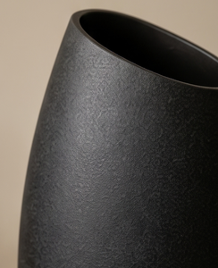 Vase à fleurs en métal foncé de style nordique minimaliste, sculpté artisanallement avec ouverture inclinée, pièce maîtresse pour la décoration intérieure moderne - Fournisseur - Product Image 5