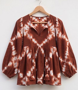 Blusa de algodón tie-dye estilo bohemio para mujer, hecha a mano con estampado de bloques, cuello en V, manga globo, borlas de encaje, transpirable, informal, OEM ODM - Product Image 1