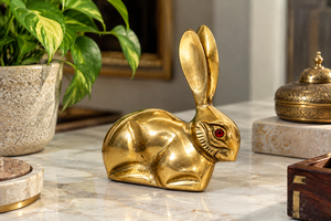 Statue de lapin en laiton artisanale avec œil en pierre précieuse rouge, finition dorée polie, figurine de lapin décorative, sculpture animale en métal - Product Image 4