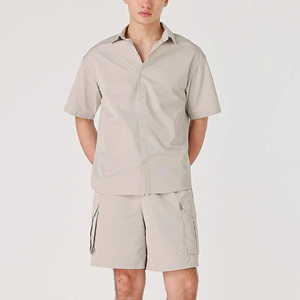 ชุดเซ็ตเสื้อเชิ้ตและกางเกงขาสั้นพิมพ์ลายคุณภาพสูง ขายส่งราคาพิเศษประจำปี 2026 ระบายอากาศได้ดี น้ำหนักปานกลาง ผลิตจากผ้าฝ้าย 100% เป็นมิตรต่อสิ่งแวดล้อม พร้อมกระดุม สำหรับผู้ชาย - Product Image 1